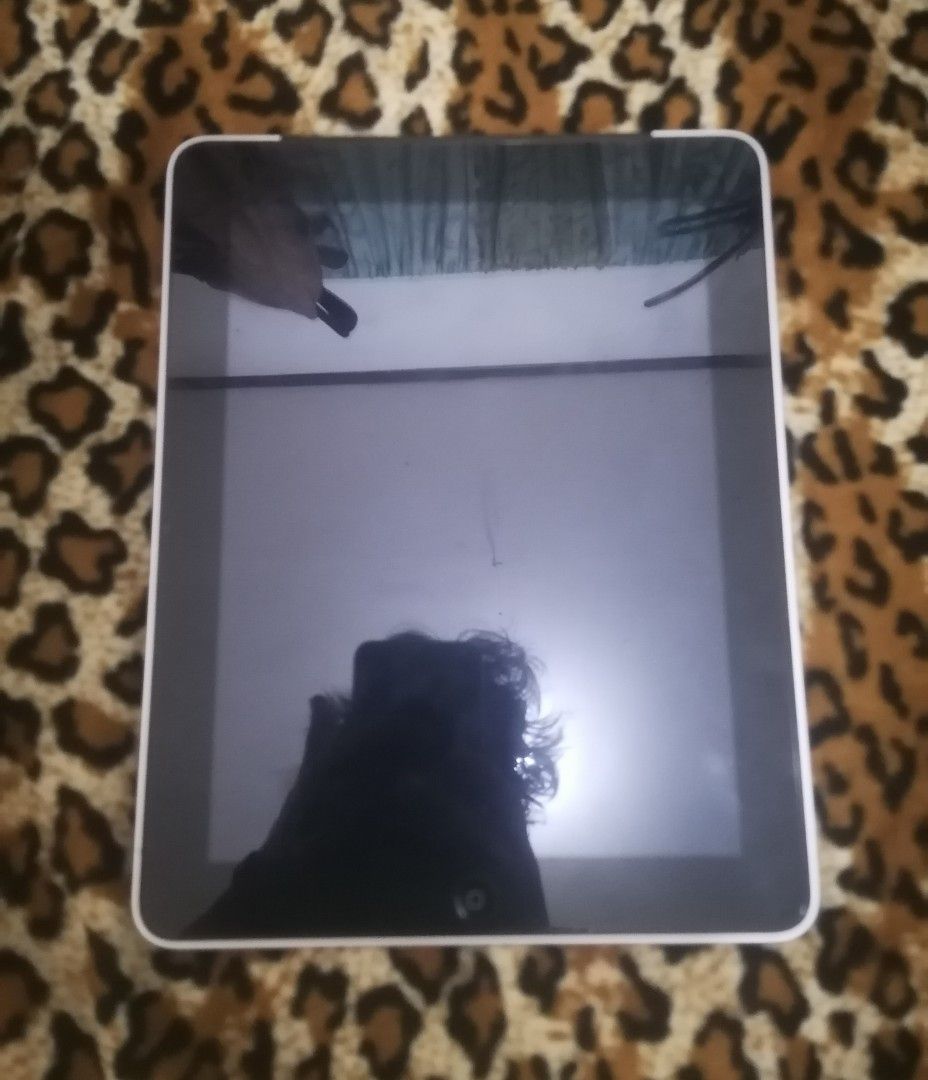 Apple iPad 2 32Gb (Category: iPad) located in Cebu City. Submitted by roadthrift (Listing ID 1437908728, Image 1). Description: Apple IPad 2 32Gb For parts / not working .
