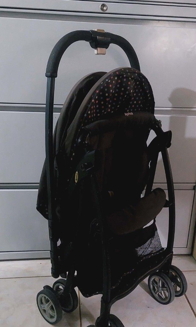 APRICA LIGHTWEIGHT STROLLER 3KG (Category: Strollers) located in Quezon City. Submitted by mkesimsa_six67 (Listing ID 1436982758, Image 3). Description: - Apruva stroller - Dark-colored frame and seat - Canopy for sun protection - Storage basket - Compact design - Four sets of wheels.