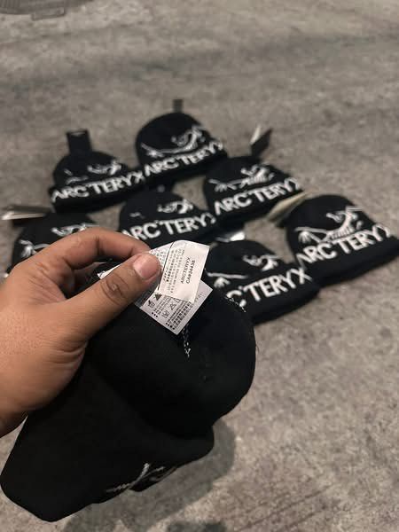 Arc'teryx Beanie (Category: Caps & Hats) located in Manila. Submitted by lancephili44479 (Listing ID 1437883286, Image 3). Description: - Black Arc'teryx beanie - White Arc'teryx logo on front - Folded cuff design - Made of knit material - Includes attached tag.