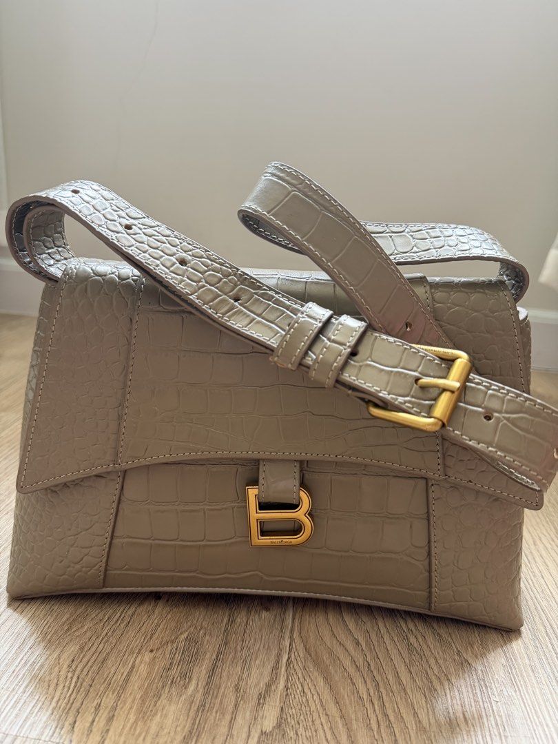 B croc style shoulder bag (Category: Luxury Bags & Wallets) located in San Fernando. Submitted by somethingniceph (Listing ID 1437789750, Image 1). Description: - Neutral color - Croc embossed finish - adjustable shoulder strap - Interior zippered pocket - dust bag inclusion -has a minimal tear on the side opening of the flap -NGA.