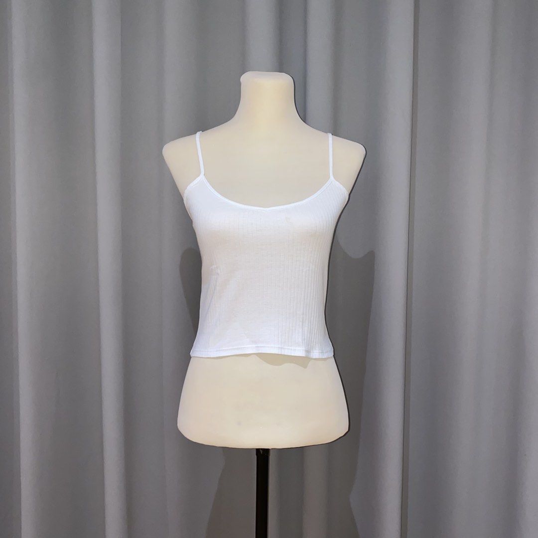 bershka white ribbed cami top (Category: Sleeveless) located in Muntinlupa City. Submitted by declutterwithkk (Listing ID 1437930058, Image 1). Description: - bershka white ribbed cami top - scoop neckline.