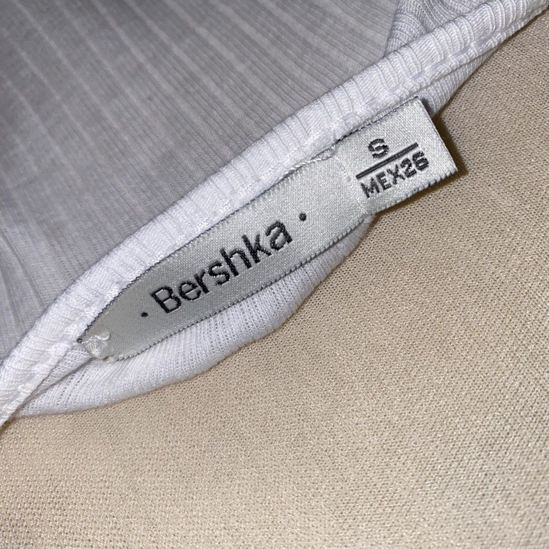 bershka white ribbed cami top (Category: Sleeveless) located in Muntinlupa City. Submitted by declutterwithkk (Listing ID 1437930058, Image 3). Description: - bershka white ribbed cami top - scoop neckline.