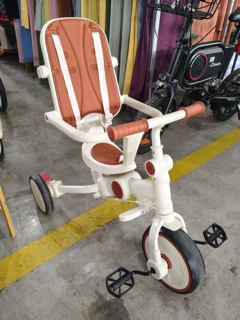 Bike stroller (Category: Strollers) located in Manila. Submitted by red_finders (Listing ID 1437759566, Image 1). Description: incomplete without tube pero magagamit pa din ng bagets.