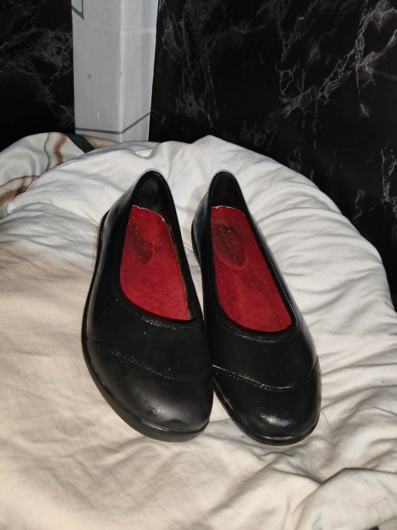 Black flat shoe for women (Category: Flats & Sandals) located in Caloocan City. Submitted by auauuu01 (Listing ID 1437924207, Image 1). Description: needed wash or clean but still useable .