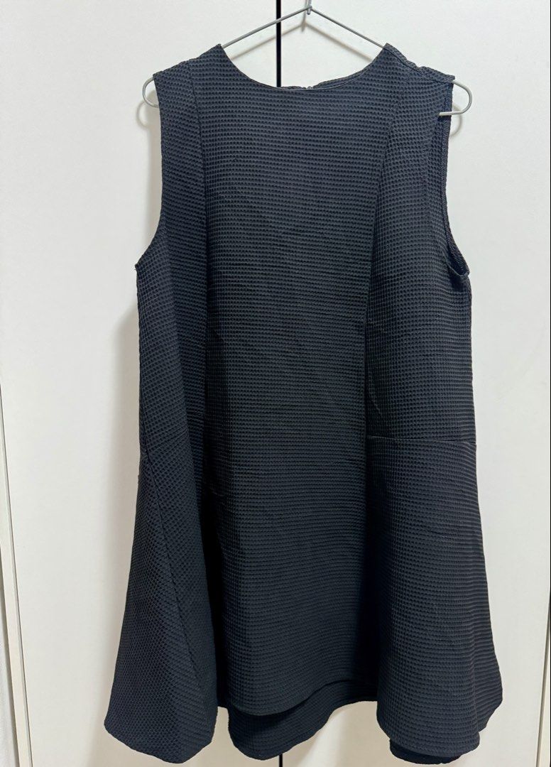 Black Sleeveless Dress (Category: Dresses) located in Muntinlupa City. Submitted by readthedetails (Listing ID 1437928527, Image 1). Description: - Black sleeveless dress - Textured fabric - Flared hemline - Zipper detail at neckline - Round neckline at back - Versatile for different occasions .