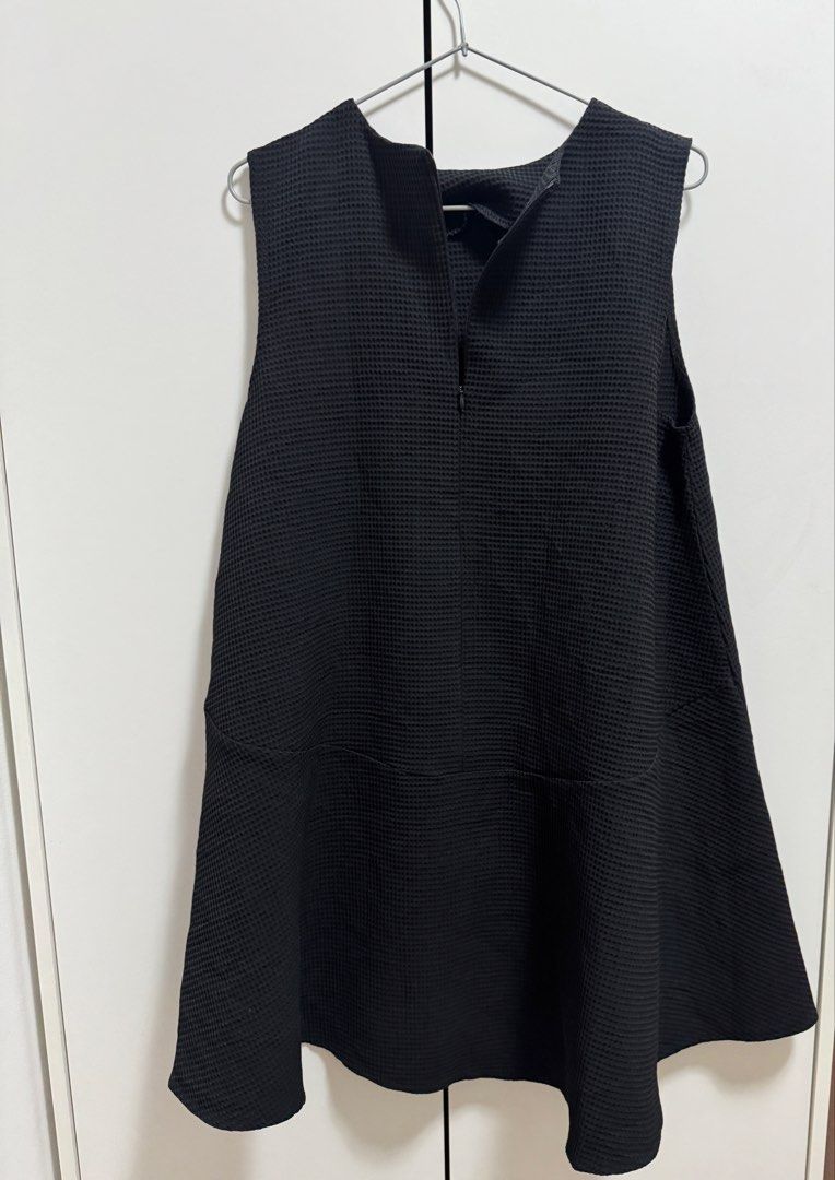 Black Sleeveless Dress (Category: Dresses) located in Muntinlupa City. Submitted by readthedetails (Listing ID 1437928527, Image 2). Description: - Black sleeveless dress - Textured fabric - Flared hemline - Zipper detail at neckline - Round neckline at back - Versatile for different occasions .