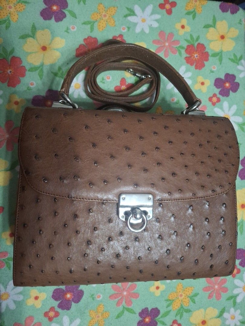 U-nus Ostrich Leather 2-way Bag (Category: Luxury Bags & Wallets) located in Quezon City. Submitted by lady.fox (Listing ID 1437899741, Image 1). Description: ***Please be reminded that the quality of the picture differs from the actual. Just message me once you need additional pictures or a video clip*** Elegant brown handbag with a distinctive ostrich leather texture. Features a secure clasp closure and a detachable shoulder strap. The interior