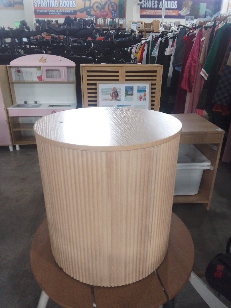 Circle Wood Table (Category: Tables & Sets) located in Caloocan City. Submitted by hmr.xander (Listing ID 1437759556, Image 2). Description: .