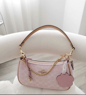 (Category: ) located in . Submitted by preloveish (Listing ID 1437833609, Image 1). Description: .