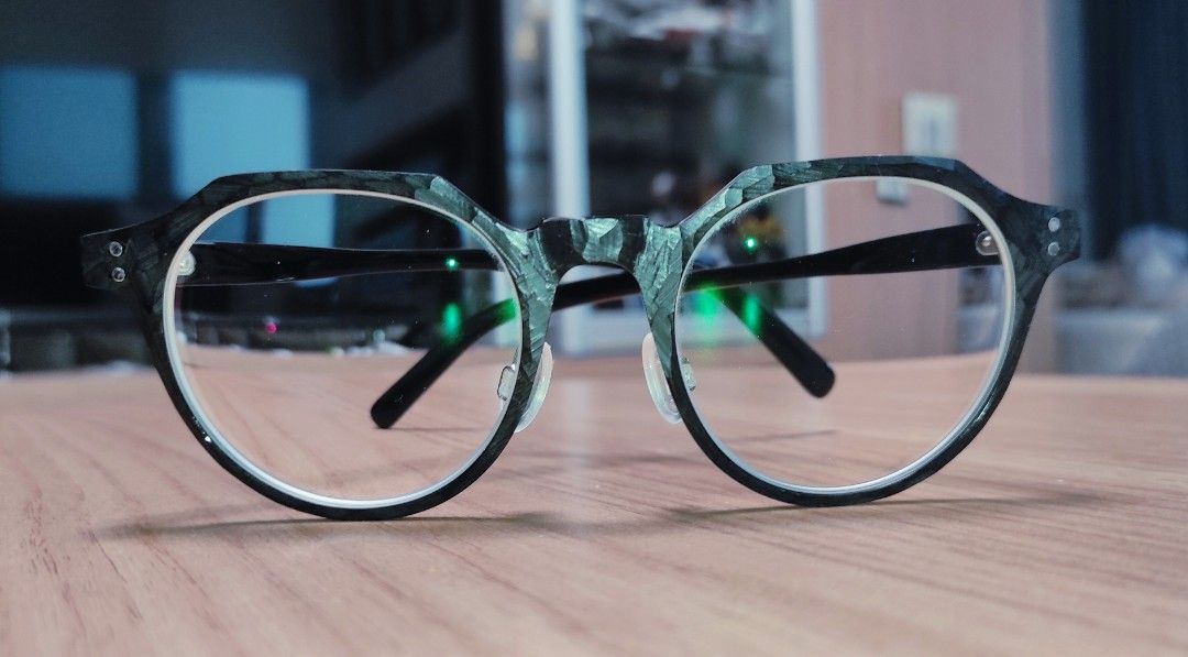 Effector Prototype （分類：眼鏡）位於 Hong Kong。 由 patricktong28 提交（商品編號 1437782984，圖片 2）。簡介： 二手98%新淨，Effector Prototype，size大約 47-22-140，鏡框及鏡臂表面經人手挫削，做出啞黑色粗糙紋理，鏡框內側即保留原本光滑黑色，配戴不刮肉，淨框重量少於20g，冇盒冇鏡片淨框出售。灣仔地鐵站交收優先，有興趣可以睇咗鏡框先，唔啱唔緊要。不議價，不交換，多谷同步，非誠勿擾。。