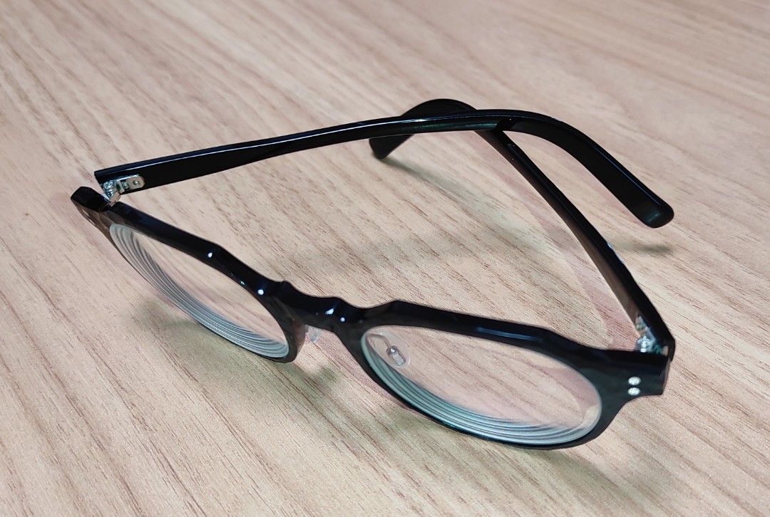 Effector Prototype （分類：眼鏡）位於 Hong Kong。 由 patricktong28 提交（商品編號 1437782984，圖片 6）。簡介： 二手98%新淨，Effector Prototype，size大約 47-22-140，鏡框及鏡臂表面經人手挫削，做出啞黑色粗糙紋理，鏡框內側即保留原本光滑黑色，配戴不刮肉，淨框重量少於20g，冇盒冇鏡片淨框出售。灣仔地鐵站交收優先，有興趣可以睇咗鏡框先，唔啱唔緊要。不議價，不交換，多谷同步，非誠勿擾。。