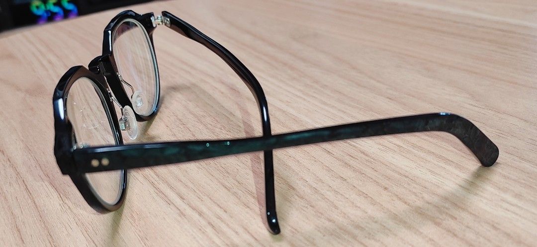 Effector Prototype （分類：眼鏡）位於 Hong Kong。 由 patricktong28 提交（商品編號 1437782984，圖片 4）。簡介： 二手98%新淨，Effector Prototype，size大約 47-22-140，鏡框及鏡臂表面經人手挫削，做出啞黑色粗糙紋理，鏡框內側即保留原本光滑黑色，配戴不刮肉，淨框重量少於20g，冇盒冇鏡片淨框出售。灣仔地鐵站交收優先，有興趣可以睇咗鏡框先，唔啱唔緊要。不議價，不交換，多谷同步，非誠勿擾。。