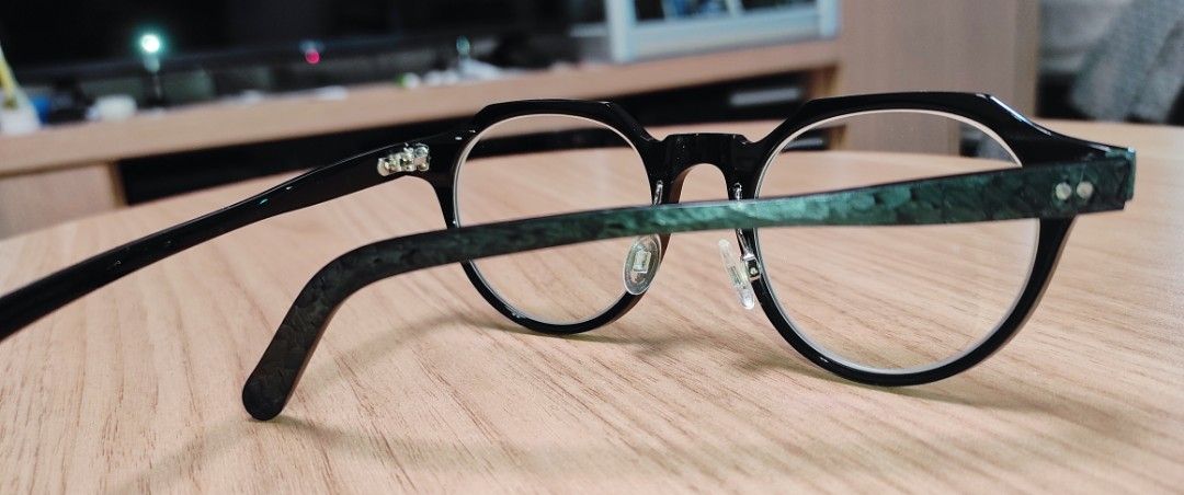 Effector Prototype （分類：眼鏡）位於 Hong Kong。 由 patricktong28 提交（商品編號 1437782984，圖片 5）。簡介： 二手98%新淨，Effector Prototype，size大約 47-22-140，鏡框及鏡臂表面經人手挫削，做出啞黑色粗糙紋理，鏡框內側即保留原本光滑黑色，配戴不刮肉，淨框重量少於20g，冇盒冇鏡片淨框出售。灣仔地鐵站交收優先，有興趣可以睇咗鏡框先，唔啱唔緊要。不議價，不交換，多谷同步，非誠勿擾。。