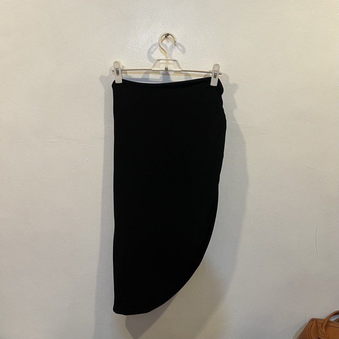 Evertops Indonesia Black Skirt - Size L (Category: Skirts) located in Makati City. Submitted by declutterine95 (Listing ID 1437890602, Image 2). Description: 📍I am based in Makati 💡 Color may vary slightly due to lighting 🤍 Please manage expectations (preloved items) 📩 Message for more photos/measurements 🚚 Shipping shouldered by buyer.