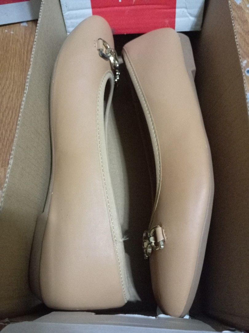 Fioni Flats with Gold Detail (Category: Flats & Sandals) located in Muntinlupa City. Submitted by amaya28 (Listing ID 1437846933, Image 2). Description: - Fioni flats - Beige color with gold detail - New with original box - Size left foot 6½ Size right foot 7 - Comfortable for everyday use -Faded chain color as seen in photo.