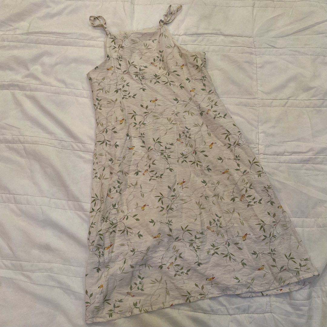 Floral Print Spaghetti Strap Dress (Category: Dresses) located in Dagupan City. Submitted by sol.bi (Listing ID 1437911709, Image 1). Description: - Floral print with birds and leaves - Spaghetti straps - Relaxed fit - Light color - Knee-length - Lightweight fabric worn once lang .