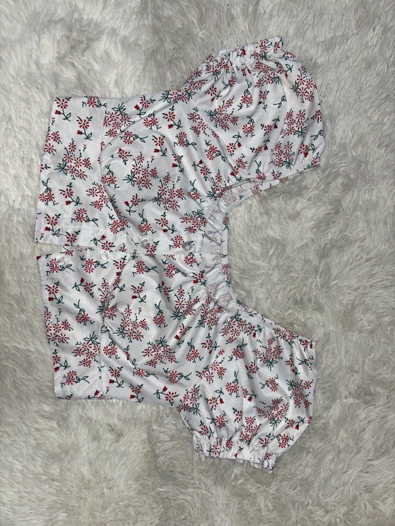 Floral Puff Sleeve Crop Top (Category: Others Tops) located in Angono. Submitted by kalidope (Listing ID 1437921304, Image 2). Description: - White crop top with a red and green floral pattern. - Features a flattering square neckline. - Designed with stylish puff sleeves. - Button-down front. - Made from lightweight fabric, ideal for warm weather. - Feminine and stylish design..