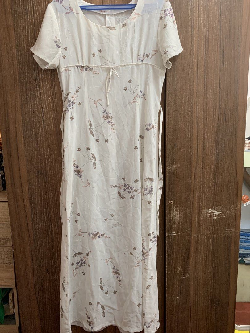 Floral White Dress (Category: Dresses) located in Imus. Submitted by kael.finds (Listing ID 1437781941, Image 2). Description: Bust: 31 inches Length: 48 1/2 Flaw: minimal dents (see last pic) Fabric is sheer (best to wear with sando dress) ☑️MOP: GCash ☑️Payment first policy ☑️The buyer will shoulder the delivery fee. ☑️No meetups. ☑️No COD/COP ☑️Courier: J&T, Lalamove.
