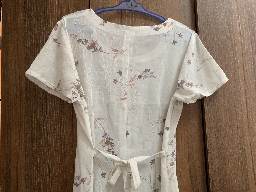 Floral White Dress (Category: Dresses) located in Imus. Submitted by kael.finds (Listing ID 1437781941, Image 3). Description: Bust: 31 inches Length: 48 1/2 Flaw: minimal dents (see last pic) Fabric is sheer (best to wear with sando dress) ☑️MOP: GCash ☑️Payment first policy ☑️The buyer will shoulder the delivery fee. ☑️No meetups. ☑️No COD/COP ☑️Courier: J&T, Lalamove.