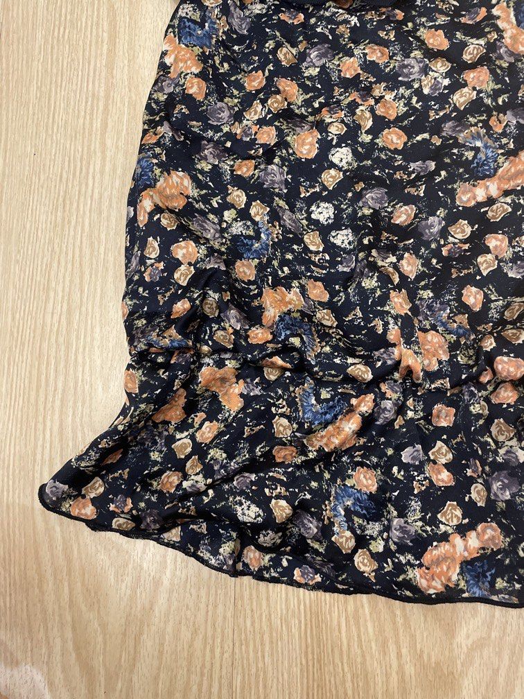 Forever 21 venus cut top (satin) (Category: Blouses) located in Tuguegarao City. Submitted by shopkandpiascloset (Listing ID 1437799807, Image 3). Description: Size Medium .