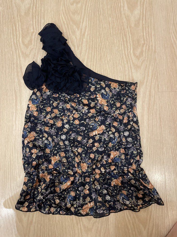 Forever 21 venus cut top (satin) (Category: Blouses) located in Tuguegarao City. Submitted by shopkandpiascloset (Listing ID 1437799807, Image 1). Description: Size Medium .