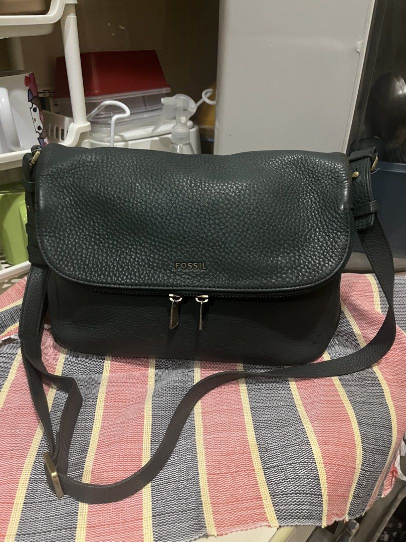 Fossil Preston Hunter Green Leather Shoulder Bag (Category: Shoulder Bags) located in Las Pinas. Submitted by preloved_koto (Listing ID 1437853069, Image 1). Description: - Fossil green leather shoulder bag - Flap closure - Front zipper pocket - Adjustable long strap - Textured leather - Spacious interior - Interior zipper pocket - Fossil logo - expandable - authentic - ykk zipper -12x9x4 (if expanded) .