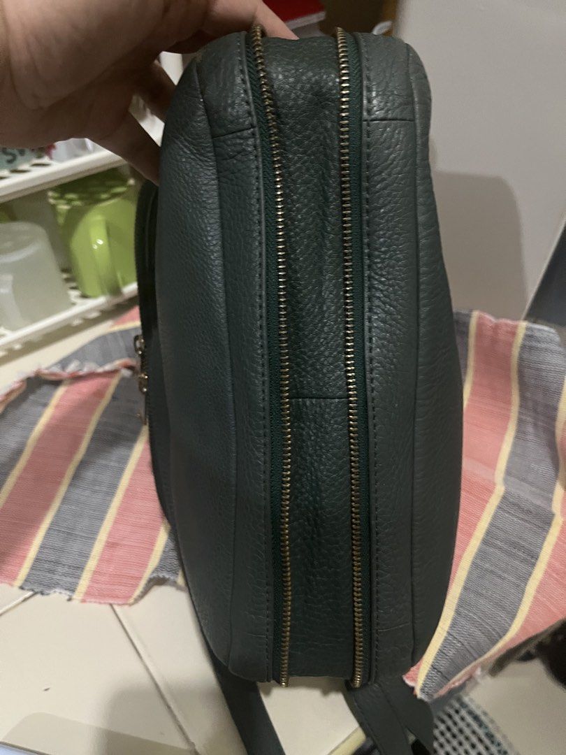 Fossil Preston Hunter Green Leather Shoulder Bag (Category: Shoulder Bags) located in Las Pinas. Submitted by preloved_koto (Listing ID 1437853069, Image 2). Description: - Fossil green leather shoulder bag - Flap closure - Front zipper pocket - Adjustable long strap - Textured leather - Spacious interior - Interior zipper pocket - Fossil logo - expandable - authentic - ykk zipper -12x9x4 (if expanded) .