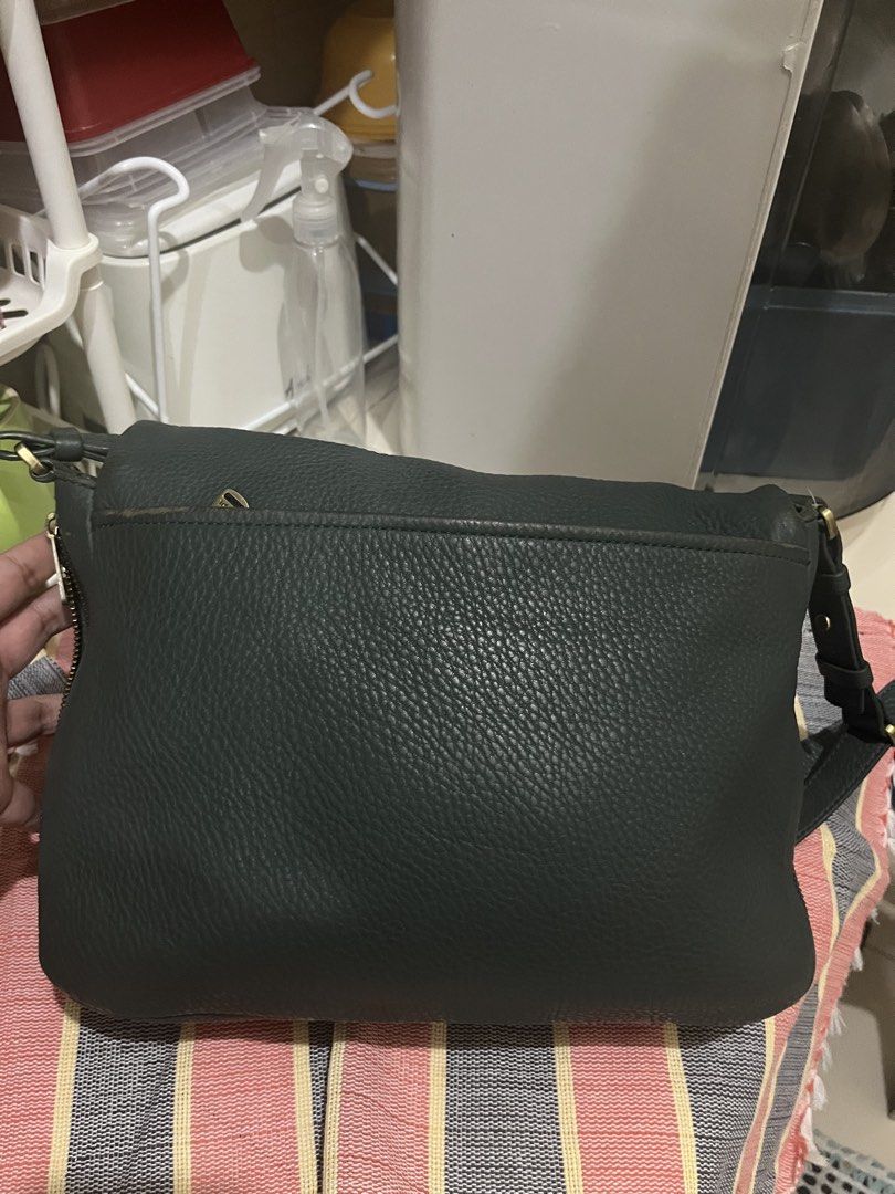 Fossil Preston Hunter Green Leather Shoulder Bag (Category: Shoulder Bags) located in Las Pinas. Submitted by preloved_koto (Listing ID 1437853069, Image 3). Description: - Fossil green leather shoulder bag - Flap closure - Front zipper pocket - Adjustable long strap - Textured leather - Spacious interior - Interior zipper pocket - Fossil logo - expandable - authentic - ykk zipper -12x9x4 (if expanded) .