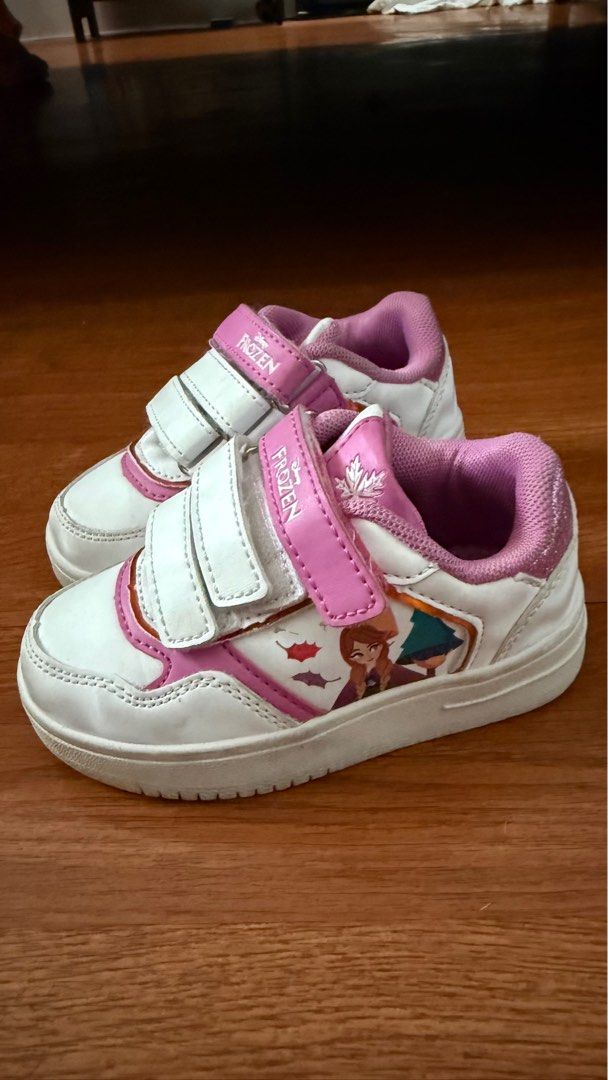 Frozen Sneakers (Category: Babies & Kids Fashion) located in Paranaque City. Submitted by declutteringFA (Listing ID 1437778171, Image 2). Description: Size EUR 24 No issues Used only 3x .