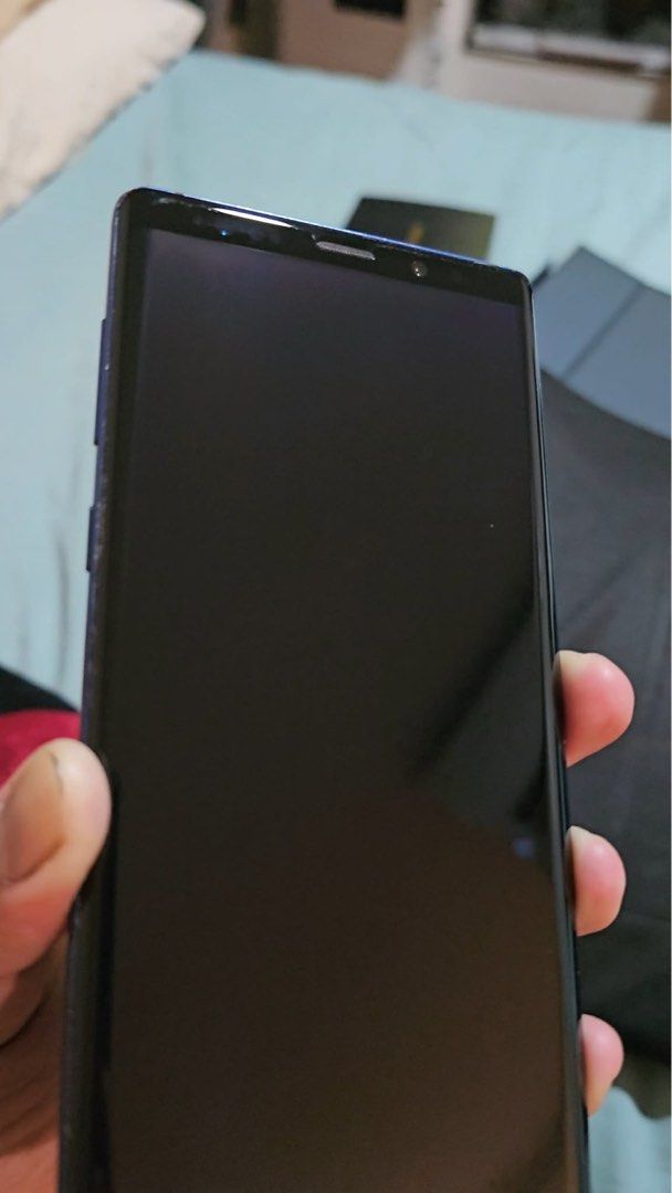 Galaxy note 9 (Category: Samsung) located in Quezon City. Submitted by janiorniel (Listing ID 1437879002, Image 1). Description: Negotiable - Galaxy Note 9 - Stylish blue color - Reliable phone S pen still working Pm me for videos Specs: 128gb Dual Sim 6gb Ram 4000mah .