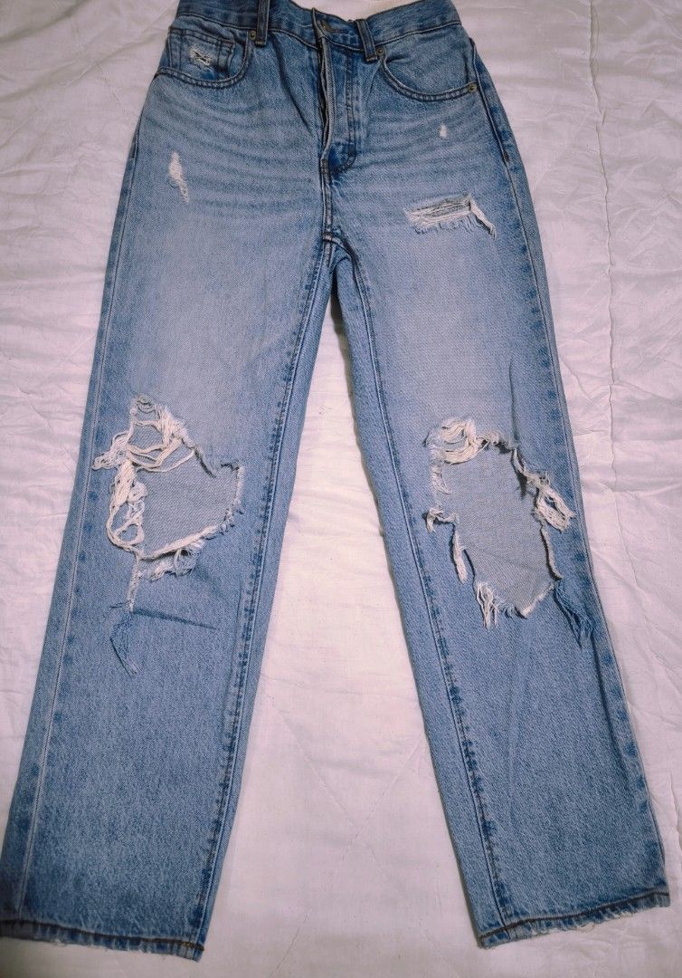GU tattered straight cut jeans Original (Category: Jeans) located in Cavite. Submitted by csl_corner (Listing ID 1437785451, Image 3). Description: Peloved GU (Uniqlo) tattered jeans size 24"-26" length 38" like new ✨ straight cut high waisted 💯 Authentic Original.