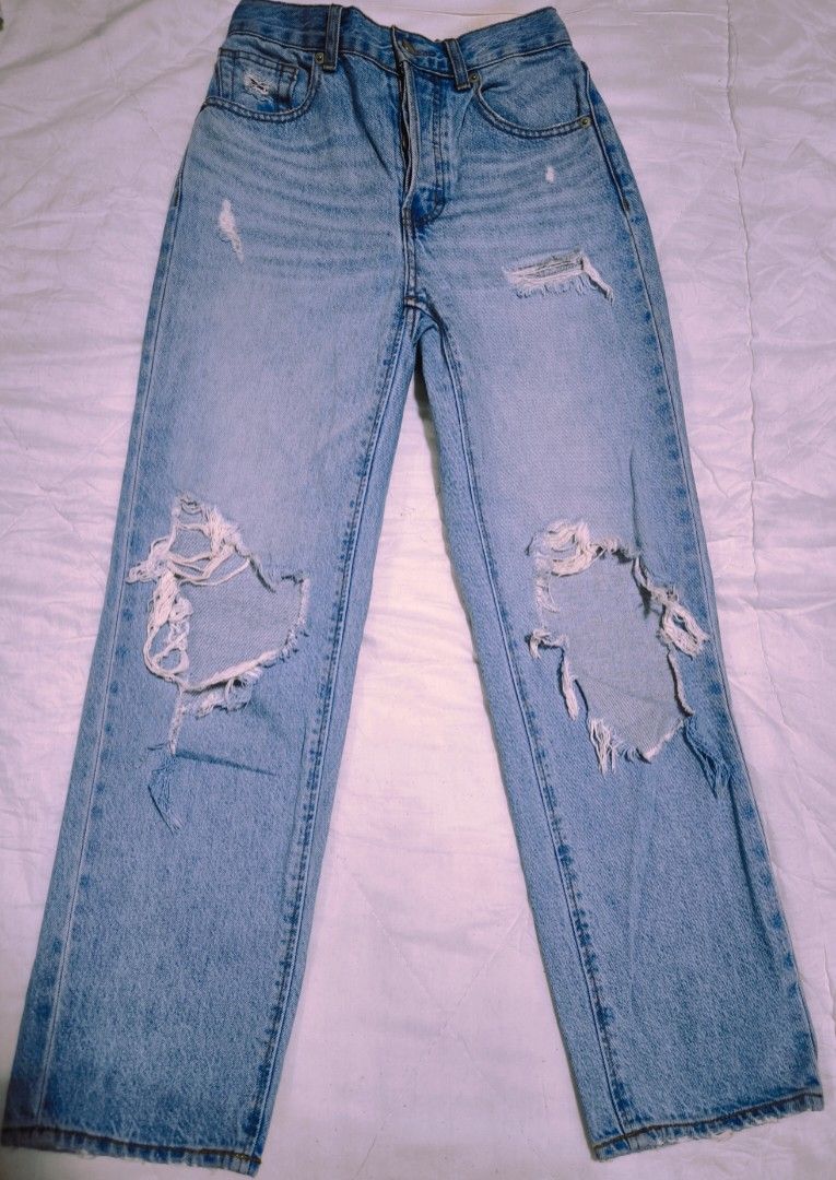 GU tattered straight cut jeans Original (Category: Jeans) located in Cavite. Submitted by csl_corner (Listing ID 1437785451, Image 1). Description: Peloved GU (Uniqlo) tattered jeans size 24"-26" length 38" like new ✨ straight cut high waisted 💯 Authentic Original.