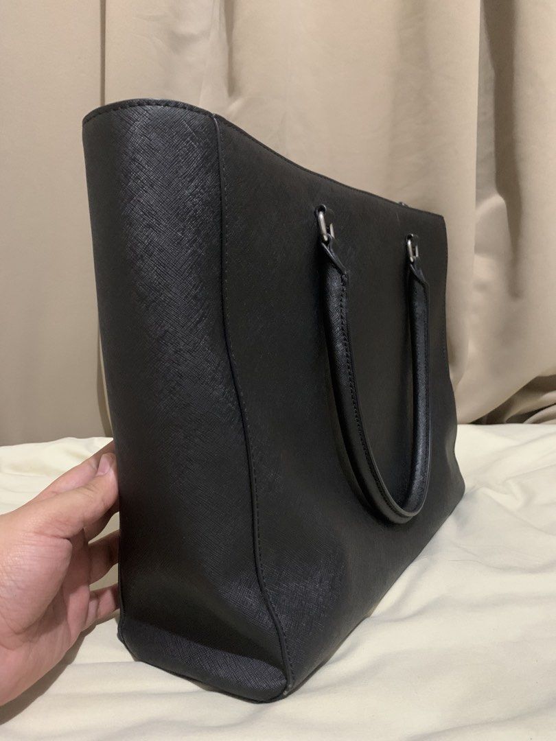 Guess Black Tote Bag (Category: Tote Bags) located in Makati City. Submitted by zzebraaa (Listing ID 1437783578, Image 3). Description: - Black Guess tote bag - Double handles - Main compartment with zipper closure - Interior zipper pocket - Two front pockets - Structured shape - Guess logo on the front - Black interior lining.