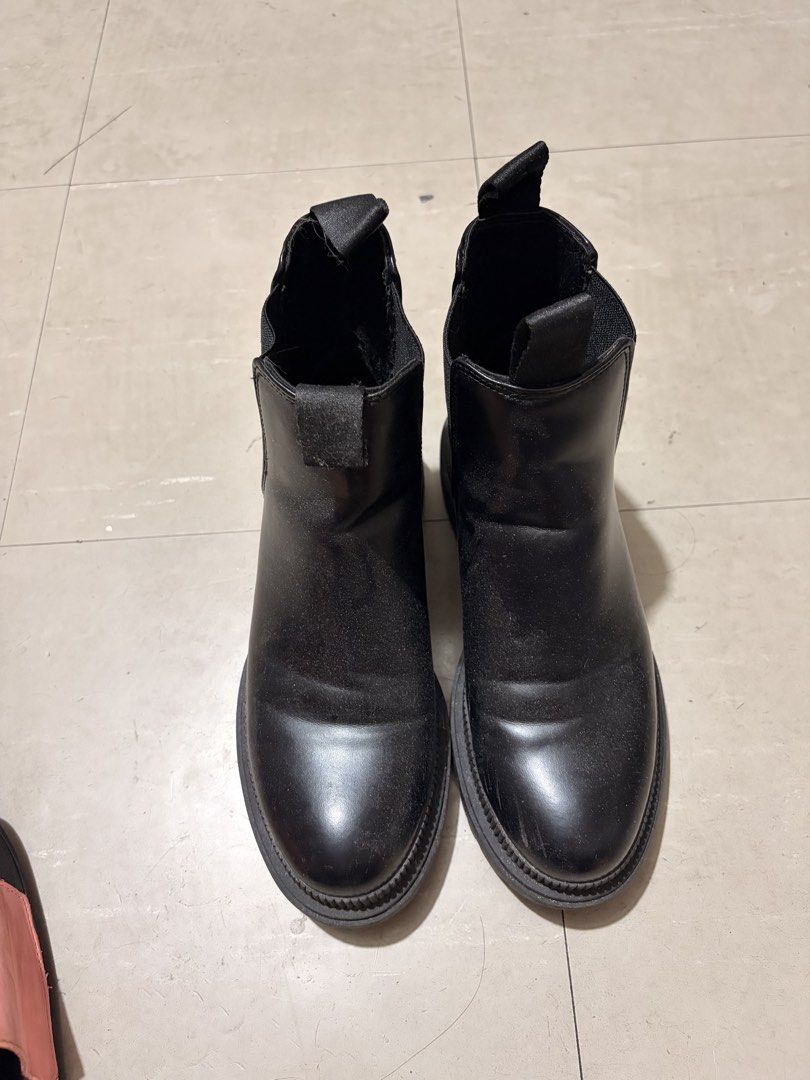 H&M Black Chelsea Boots (Category: Boots) located in Quezon City. Submitted by martinatrajano (Listing ID 1437872841, Image 1). Description: - H&M Chelsea boots - Black color - Features pull tab and elastic side panels - Round toe design - Chunky sole - Easy to wear - Size indicated inside - Perfect for everyday use.