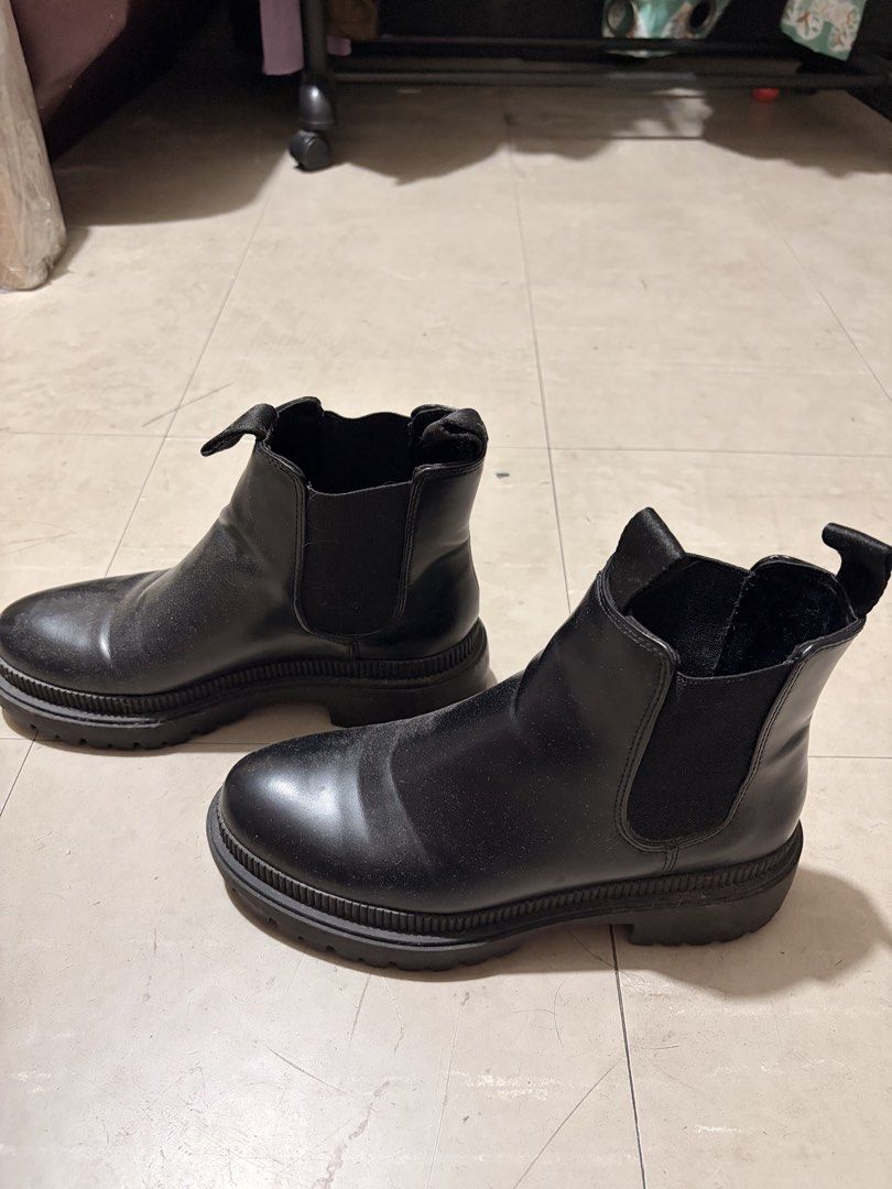H&M Black Chelsea Boots (Category: Boots) located in Quezon City. Submitted by martinatrajano (Listing ID 1437872841, Image 2). Description: - H&M Chelsea boots - Black color - Features pull tab and elastic side panels - Round toe design - Chunky sole - Easy to wear - Size indicated inside - Perfect for everyday use.