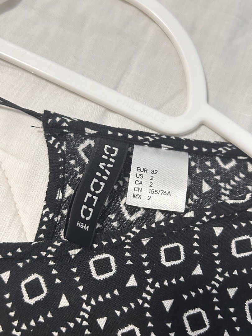 H&M Divided Black and White Top (Category: Sleeveless) located in Manila. Submitted by zxcvbnmsof (Listing ID 1437833142, Image 2). Description: .