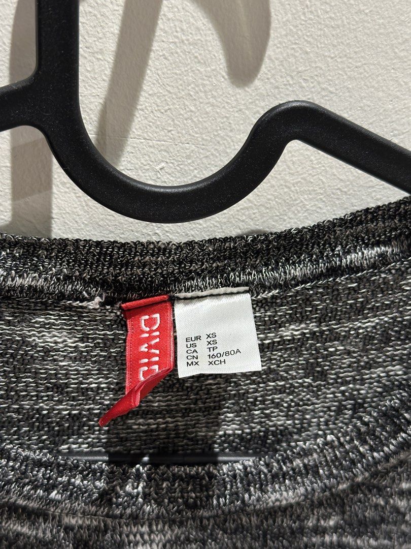 H&M Long Sleeve Sweater - XS (Category: Longsleeves) located in Quezon City. Submitted by blues.clothes (Listing ID 1437894452, Image 3). Description: - H&M long-sleeved sweater - Size: XS (best fits US 4) .
