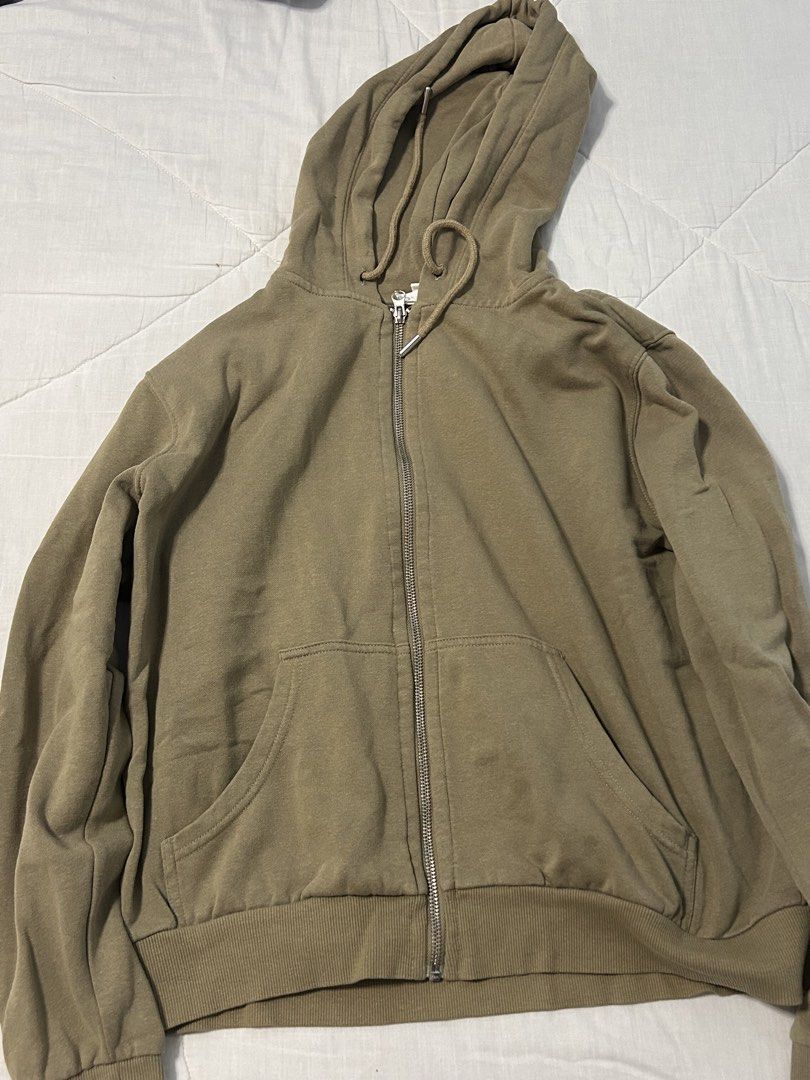 H&M Olive Green Hoodie (Category: Coats, Jackets and Outerwear) located in Manila. Submitted by zxcvbnmsof (Listing ID 1437833140, Image 1). Description: .