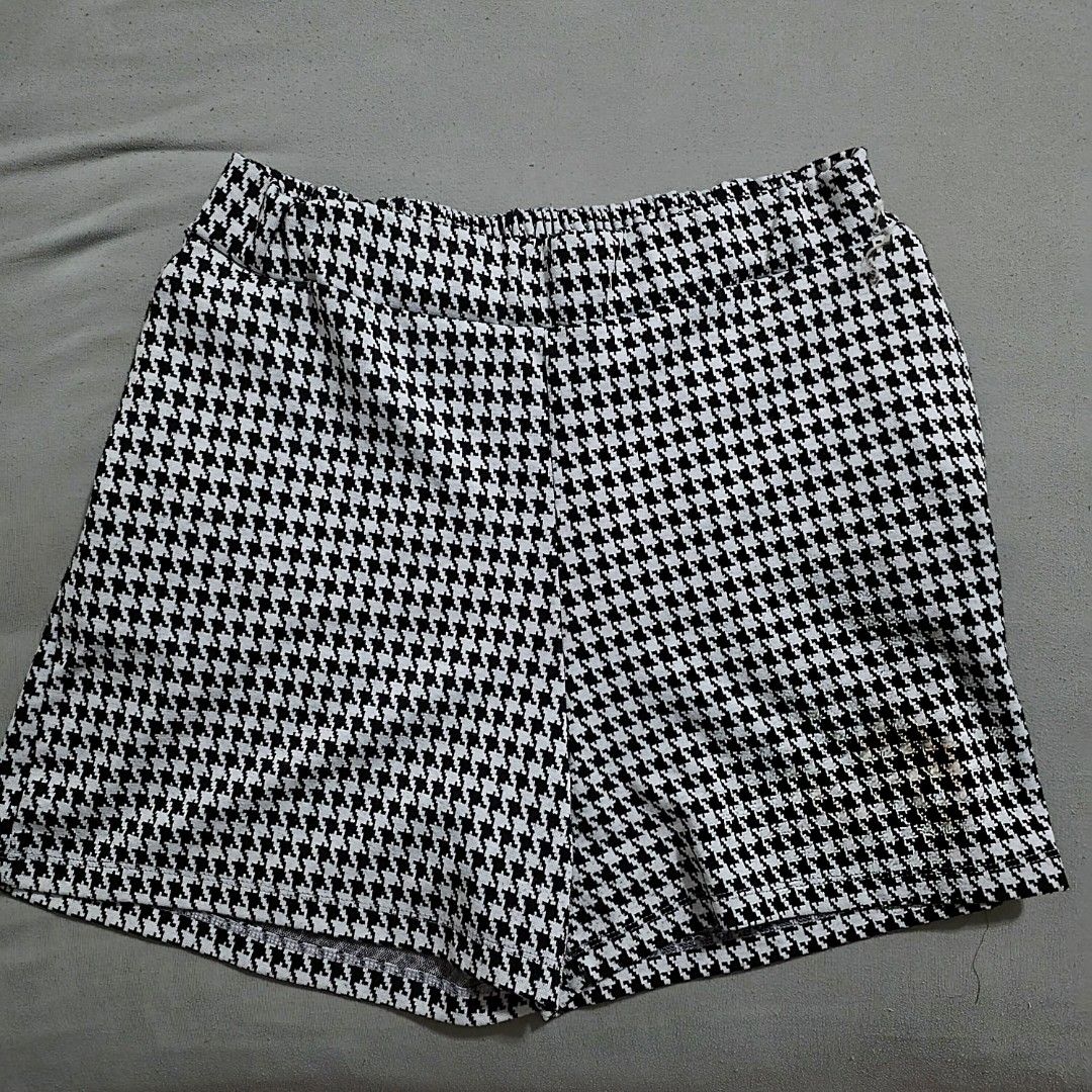 Houndstooth Pull-up Shorts - XXXL (Category: Shorts) located in Pasig City. Submitted by plussizedpixie (Listing ID 1437860228, Image 1). Description: - Houndstooth pull-up shorts - Size: XXXL - Features: - Elastic waistband - Black and white pattern - Measurements: - Waist: 37-39 inches - Hip: 47-49 inches - Length: 17 inches -with pockets.