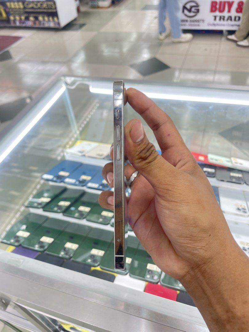 iPhone 12 Pro 256GB 90%+ BH Openline No issue (Category: iPhone 12 Series) located in Manila. Submitted by benshop. (Listing ID 1437926593, Image 3). Description: ON HAND | TRADE/SWAP BenShop Price : 17,500 php ▫️On hand: iPhone 12 Pro ▫️256GB ▫️Openline/Factory unlocked ▫️White ▫️94% Batt health ▫️All Features Working INCLUSIONS & FREEBIES: *CHARGER SET *CLEAR CASE *TEMPERED GLASS MODE OF TRANSACTION: ▫️ STORE PICK UP (Preferred) ▫️MEET UP AROUN