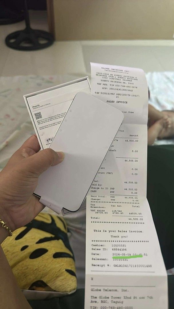 IPhone 17E 256GB (Category: iPhone 17 Series) located in Caloocan City. Submitted by PawsIncubator (Listing ID 1437870760, Image 3). Description: Orginal with official receipt Never pa nagamit binuksan lang for checking. check all you want upon meetup. Onhand preferred meet up around metro manila. - Apple iPhone 17E 256 GB - White - Includes: - Original box - Charging cable - SIM ejector tool .
