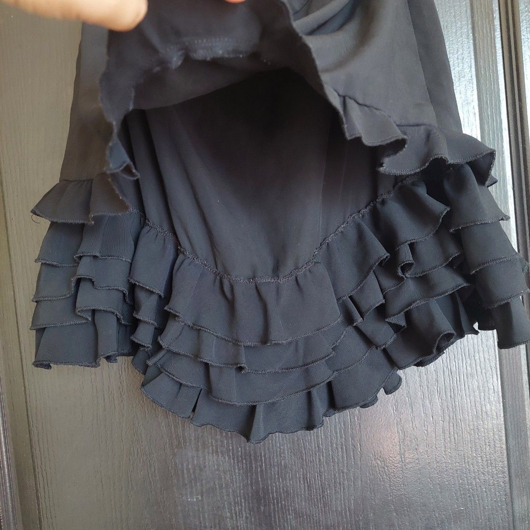 ju's black tiered ruffle mini skirt (Category: Skirts) located in Quezon City. Submitted by forgetmenot.ph (Listing ID 1437898562, Image 2). Description: ju's black tiered mini skirts with ruffles (looks more black in actual) Condition: 8/10 Measurements (flat lay): Waist - 15" Length - 16.5" Best fits size small..