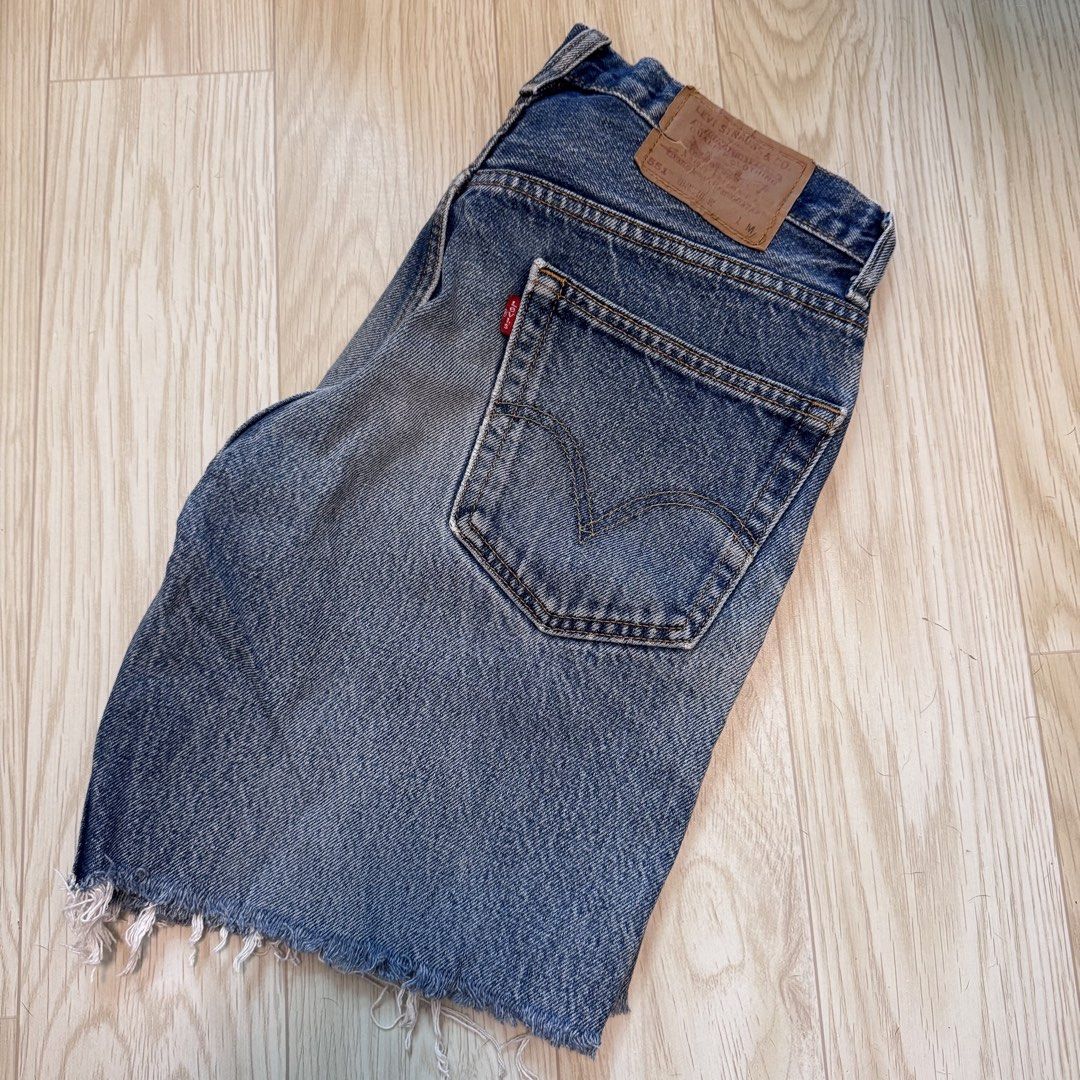 Levis 505 （分類：短褲）位於 Hong Kong。 由 hazvtg 提交（商品編號 1437834021，圖片 1）。簡介： Levis 505 size W32 $200HKD. Pls DM us.。
