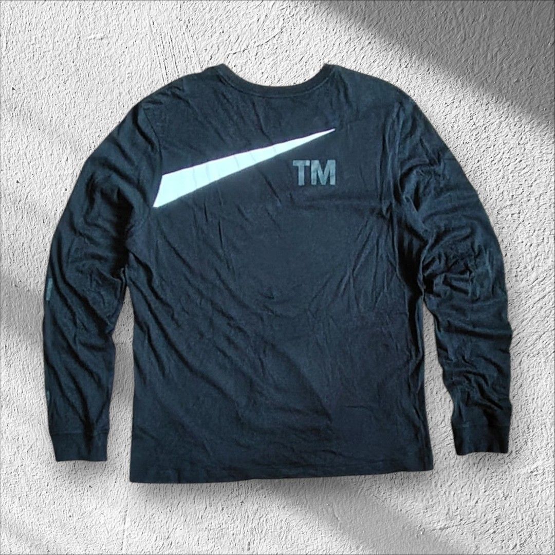 longsleeves shirt (Category: Activewear) located in Marikina City. Submitted by kingdrel (Listing ID 1437762910, Image 2). Description: Nike Sportswear NSW Swoosh Long Sleeve Shirt Black W 21 L 28.5 VERYGOOD CONDITION NO ISSUE COLORATE 9-10.