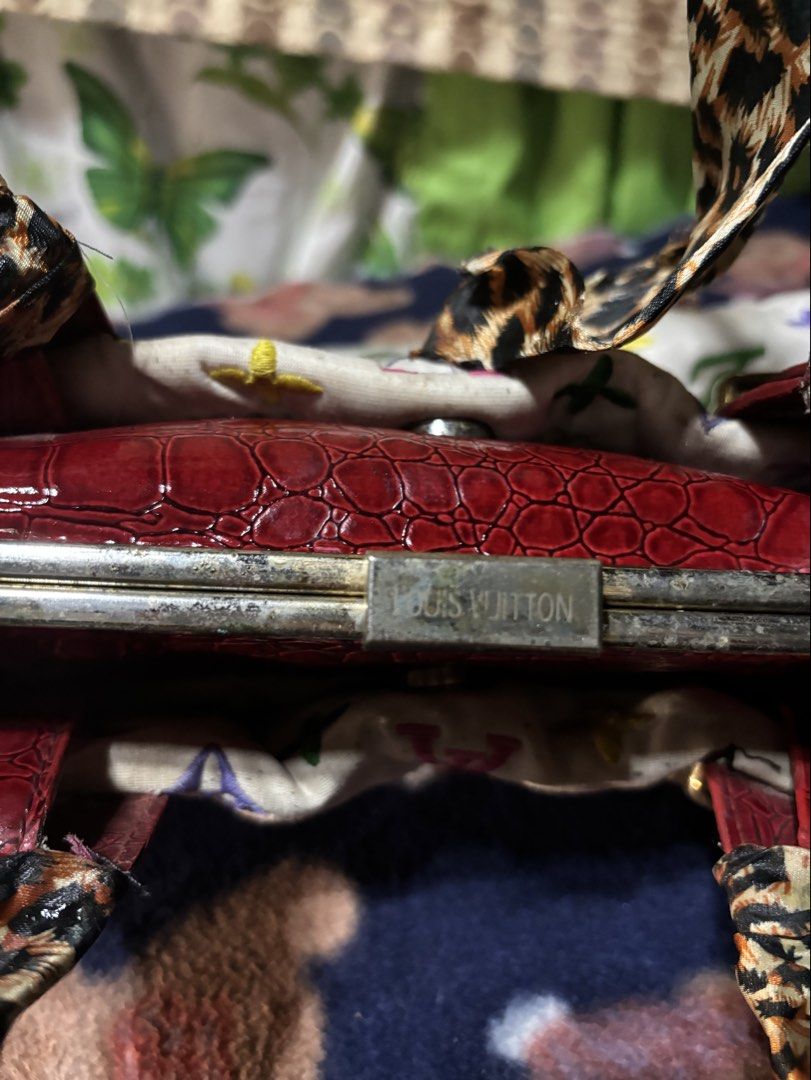 Louis Vuitton Monogram Hand Bag (Category: Luxury Bags & Wallets) located in Ramon. Submitted by vanjho.x (Listing ID 1437918638, Image 3). Description: Louis Vuitton Hand bag MonogramEmbroidered Designs Rep.