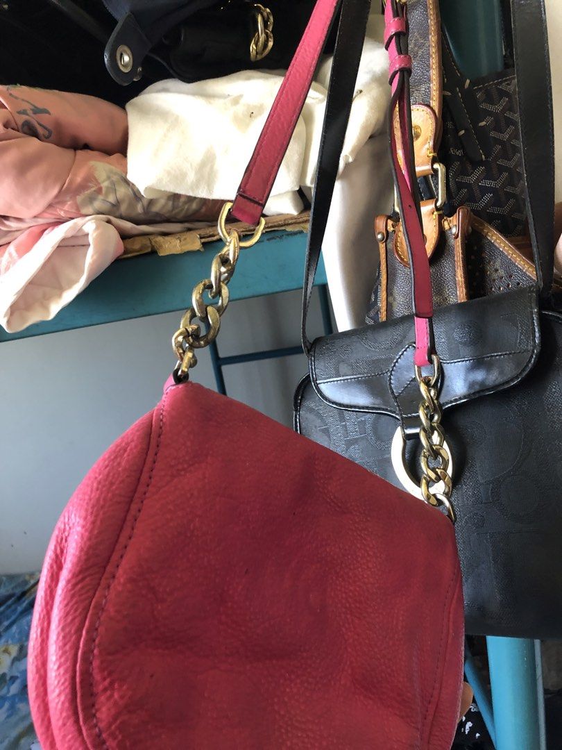 Michael Kors Pink Crossbody Bag (Category: Luxury Bags & Wallets) located in Tabuk. Submitted by qurst (Listing ID 1437812614, Image 2). Description: - Pink Michael Kors crossbody bag - Features a chain strap - Flap closure - Textured finish - Gold-tone logo - Strap: Pink leather and gold chain.