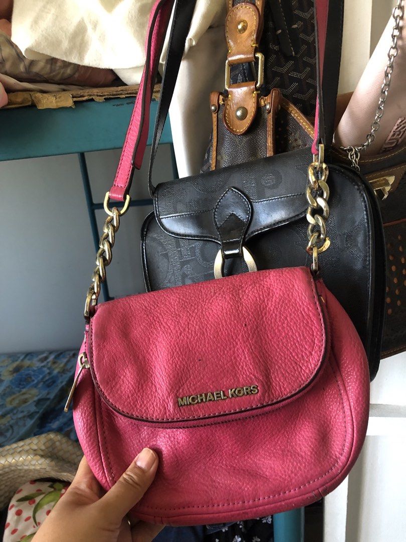 Michael Kors Pink Crossbody Bag (Category: Luxury Bags & Wallets) located in Tabuk. Submitted by qurst (Listing ID 1437812614, Image 1). Description: - Pink Michael Kors crossbody bag - Features a chain strap - Flap closure - Textured finish - Gold-tone logo - Strap: Pink leather and gold chain.