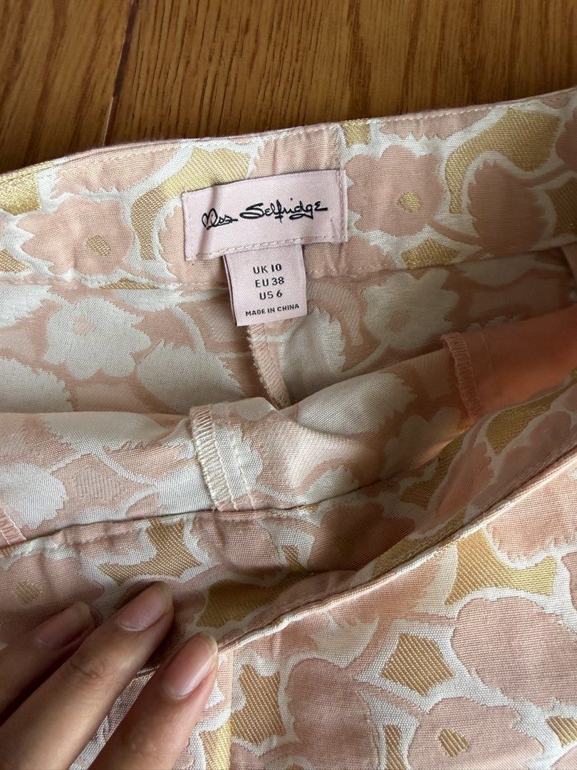 Miss Selfridge Floral Shorts (Category: Shorts) located in Taytay. Submitted by stph_declutters (Listing ID 1437915652, Image 2). Description: - Miss Selfridge floral shorts - High-waisted design - Button details - Neutral color Size: L: 14" W:26-28" MOP: 🧾Gcash / Maya / Maribank / Bank Transfer MOD: 🚚LalaMove / Ggx / Grab 📍Taytay, Rizal 📍Manila .