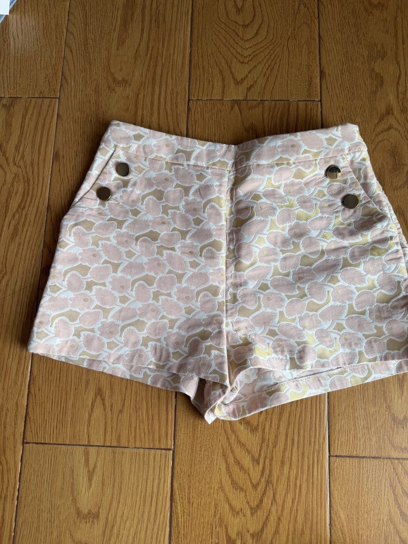 Miss Selfridge Floral Shorts (Category: Shorts) located in Taytay. Submitted by stph_declutters (Listing ID 1437915652, Image 1). Description: - Miss Selfridge floral shorts - High-waisted design - Button details - Neutral color Size: L: 14" W:26-28" MOP: 🧾Gcash / Maya / Maribank / Bank Transfer MOD: 🚚LalaMove / Ggx / Grab 📍Taytay, Rizal 📍Manila .