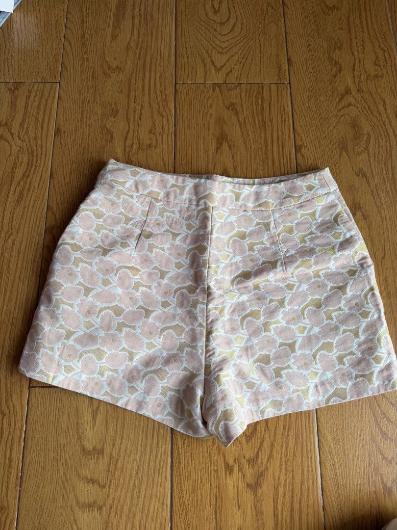 Miss Selfridge Floral Shorts (Category: Shorts) located in Taytay. Submitted by stph_declutters (Listing ID 1437915652, Image 3). Description: - Miss Selfridge floral shorts - High-waisted design - Button details - Neutral color Size: L: 14" W:26-28" MOP: 🧾Gcash / Maya / Maribank / Bank Transfer MOD: 🚚LalaMove / Ggx / Grab 📍Taytay, Rizal 📍Manila .